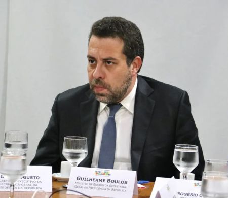 Lula pode acelerar PEC 6x1 caso emperre no Congresso, diz Boulos&nbsp;&nbsp;