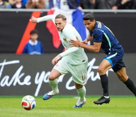 Em amistoso, Brasil perde para a França com um jogador a mais