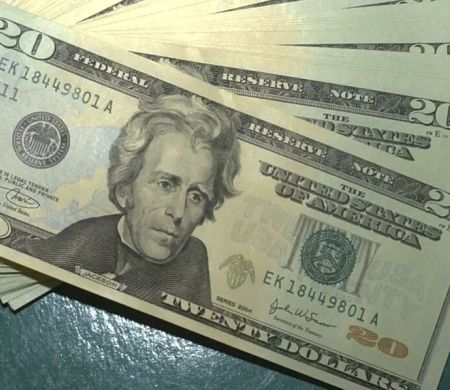 Apesar da guerra, dólar cai e bolsa fecha a semana em alta&nbsp;