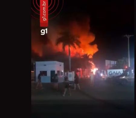 Bombeiros combatem incêndio em fábrica de brinquedos