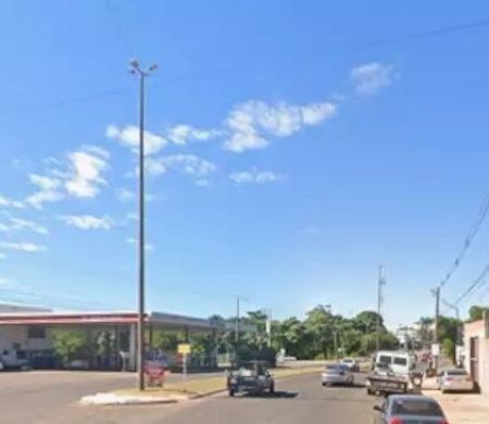 Dupla abre fogo, homem é baleado e cai ao pedir socorro em posto