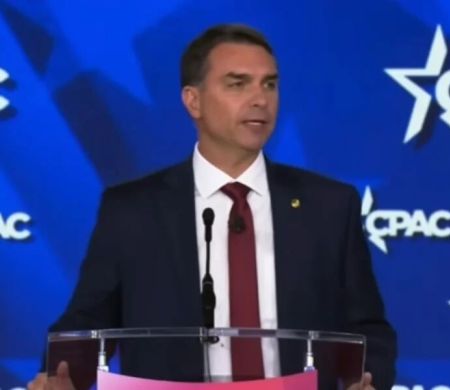 Flávio Bolsonaro pede vigilância sobre eleições brasileiras em fala nos EUA
