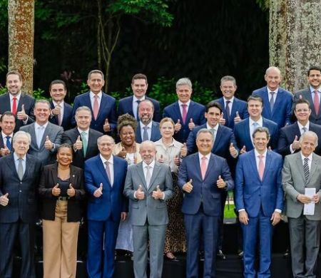 Lula faz última reunião ministerial antes de trocas no governo para as eleições