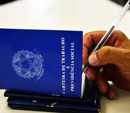 Brasil abre 255,3 mil vagas com carteira assinada em fevereiro