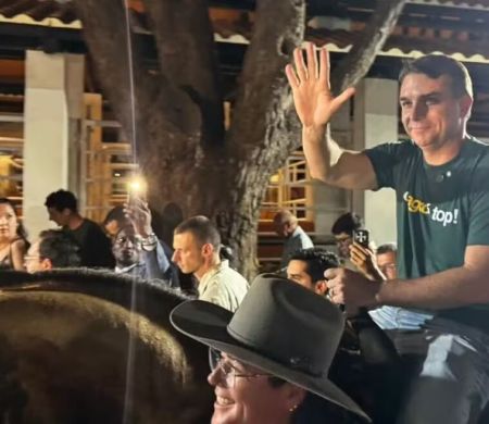 Em Campo Grande, Flávio Bolsonaro chama Tereza Cristina de sonho de consumo