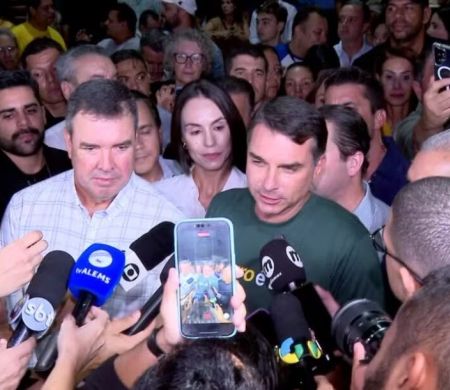 Flávio Bolsonaro desbanca sistema fechado da esquerda e lidera pesquisa