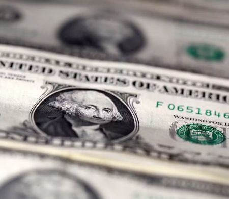 Dólar recua a R$ 5 sob impacto da inflação e tensão no Oriente Médio