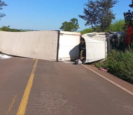 Acidente com carreta causa interdição em rodovia no interior de MS