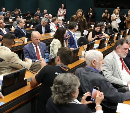 PEC do fim do 6x1 tem votação adiada na CCJ após pedido de vista&nbsp;