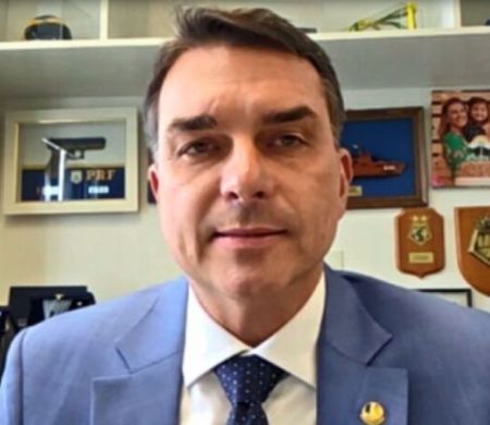Flávio Bolsonaro chama Lula de “camisa 10” após avanço nas pesquisas