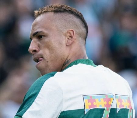 Com falha de Lyanco, Coritiba vence Atlético-MG no Campeonato Brasileiro