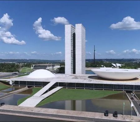 Fim da jornada de trabalho 6x1 é aprovada e avança na Câmara&nbsp;