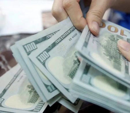 Dólar fechou a sexta abaixo de R$ 5, e bolsa caiu com cautela global