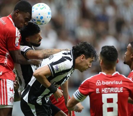 Botafogo cede empate ao Internacional em jogo com reviravoltas em Brasília