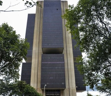 Apesar de tensões com guerra, BC derruba juros básicos em 0,25%