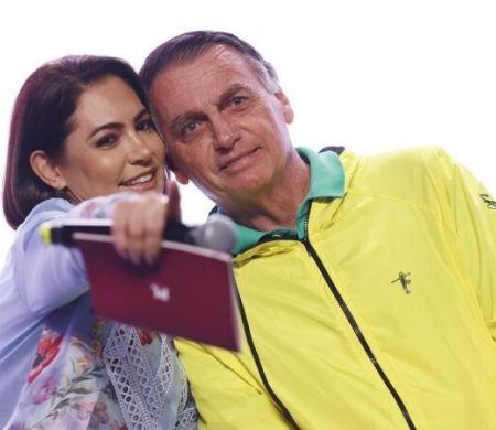 Michelle diz que Bolsonaro passa bem e mexe dedos das mãos após cirurgia