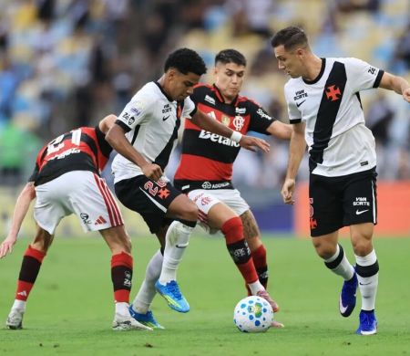 Gol no apagar das luzes garante empate do Vasco contra o Flamengo