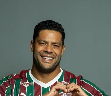 Diretoria do Fluminense anuncia a contratação do atacante Hulk