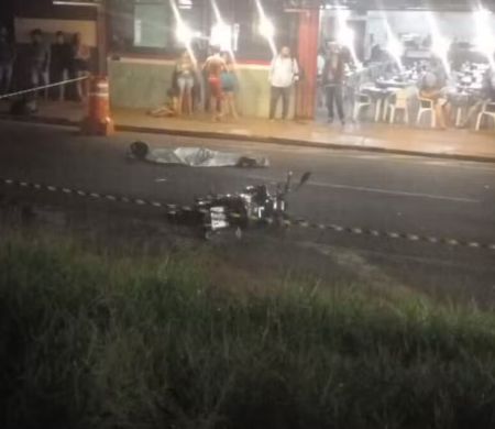 Motociclista morre ao ser atropelado por ônibus após cair em avenida