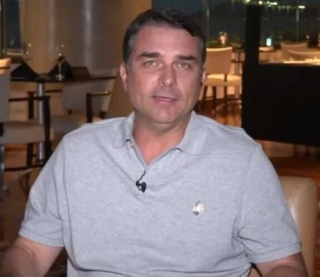 Flávio Bolsonaro diz que Lula foi aos EUA defender PCC e CV