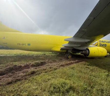 Avião de cargas da Gol sai da pista após pousar no aeroporto de Salvador
