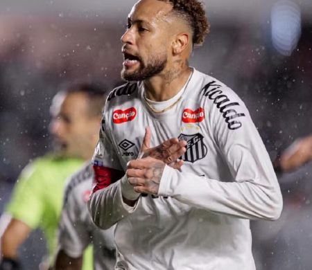 AS exalta Neymar por atuação ontem e diz: 'Se recusa a desistir'