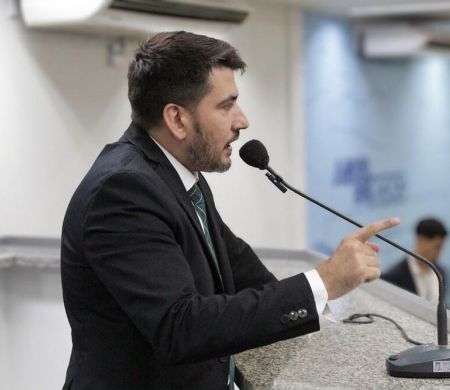 Tavares propõe participação da iniciativa privada na gestão de escolas da capital