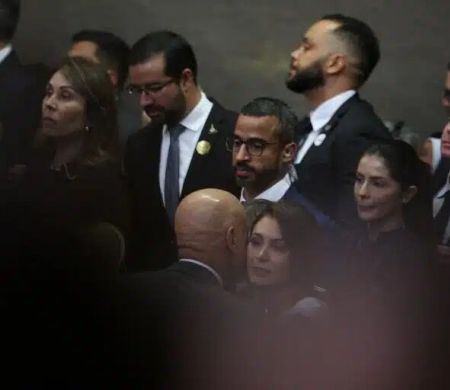 O abraço entre Moraes e Michelle Bolsonaro que chamou atenção no TSE