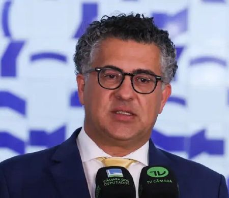 Em meio à pressão para transição de 10 anos, parecer da 6x1 é adiado&nbsp;