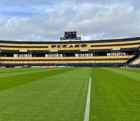 Peñarol recebe o Corinthians em jogo decisivo para seguir na competição