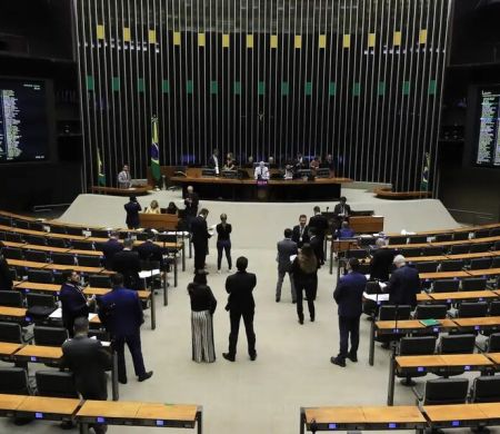 Minirreforma aprovada na Câmara limita e parcela multa a partidos