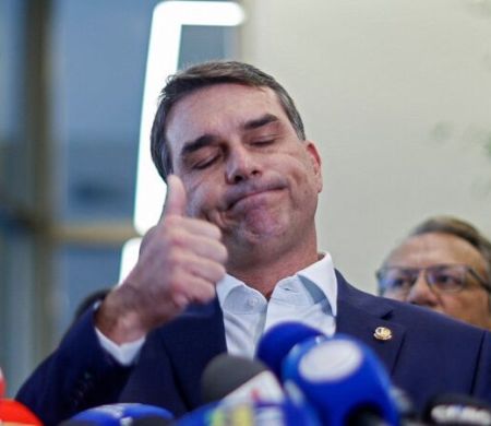 Temendo esquerda que mata, Flávio Bolsonaro diz usar colete à prova de balas&nbsp;