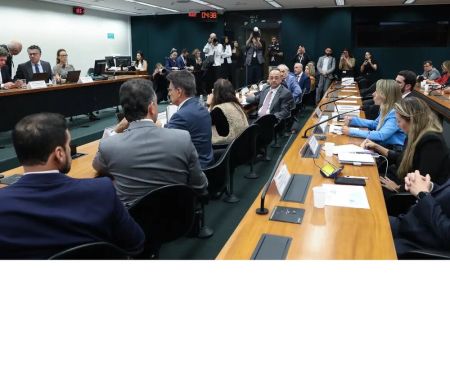Com pedido de vista, comissão adia votação da PEC da escala 6X1