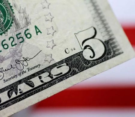 Com IPCA-15 e guerra em foco, dólar abre o dia estável&nbsp;