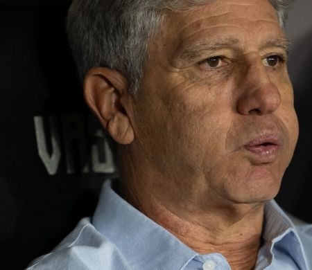 Vasco é multado pelo STJD após objetos arremessados em Renato Gaúcho
