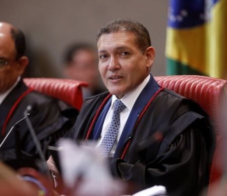 Nunes Marques pede parecer da PGR sobre revisar condenação de Bolsonaro