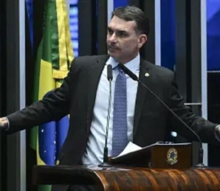 Grande dia, diz Flávio após Trump classificar PCC e CV como terroristas