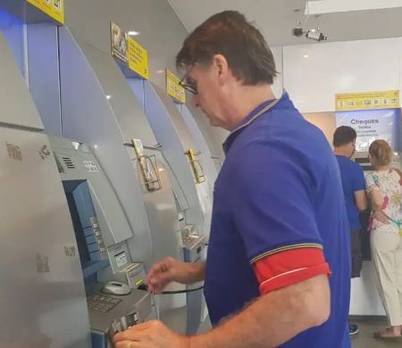 Receita paga nesta sexta maior lote de restituição do IR da história