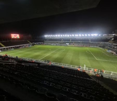 Preocupado com Z4, Santos recebe o embalado Vitória na Vila Belmiro&nbsp;