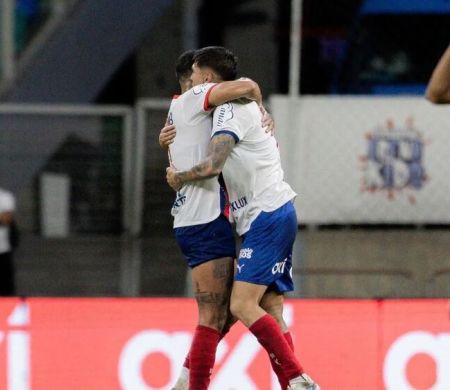 Bahia aproveita expulsão do goleiro do Botafogo e volta a vencer no Brasileirão