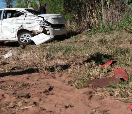 Mulher fica em estado grave após carro colidir com carreta no Macroanel&nbsp;