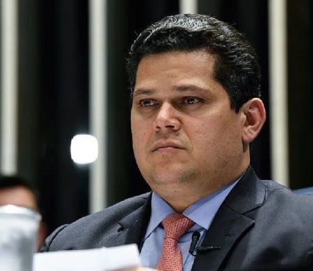 Após cobranças, Alcolumbre anuncia discussão sobre a PEC da escala 6x1