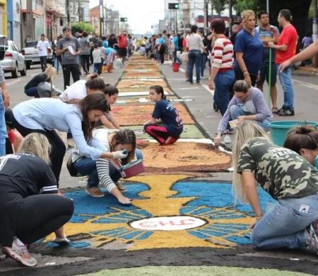 Fiéis de 52 paróquias celebram Corpus Christi com tapetes e procissão