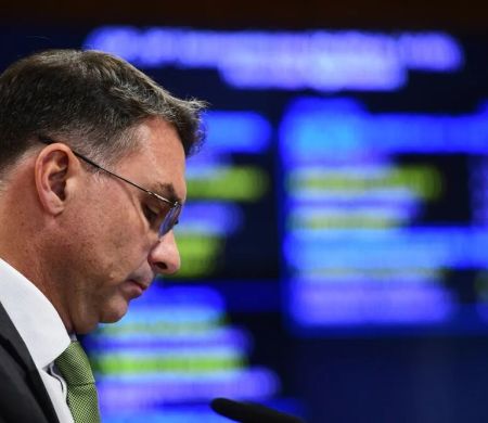 Flávio pede que Mendonça assuma ação sobre “Dark Horse”