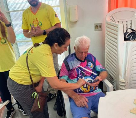 Idosos aprendem a usar celular, aplicativos e redes sociais na Capital