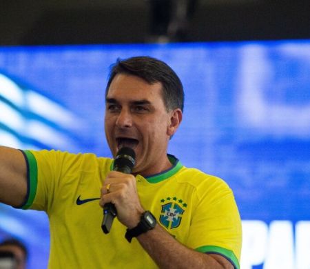 Flávio Bolsonaro aparece à frente de Lula no 2º turno com 44,7% contra 39,1%