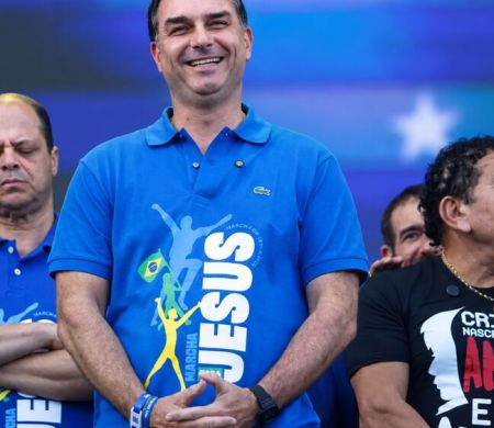 De olho nas eleições, Flávio Bolsonaro busca nome feminino para vice
