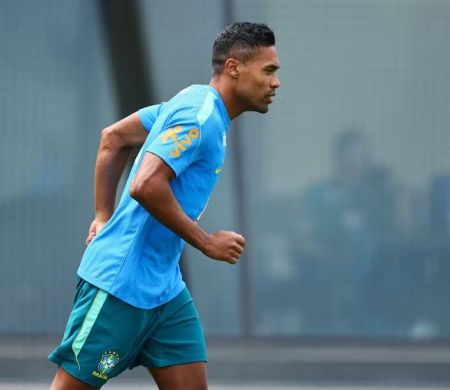 Danilo e Alex Sandro devem ser titulares das laterais na estreia da Seleção&nbsp;