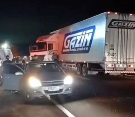 Colisão envolvendo ambulância, carro e caminhão baú fere 12 na 163