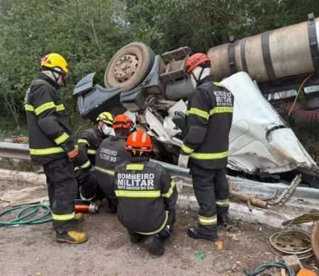 Tombamento de carreta mata motorista boliviano em rotatória de Corumbá